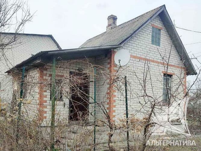 Садовый домик в г.Бресте. 1994 г.п. 1 этаж, мансарда. Общ.~ 50,0 кв.м. 2 комнаты. Стены: материал - газосиликатный блок; отделка фасада - силикатный к...