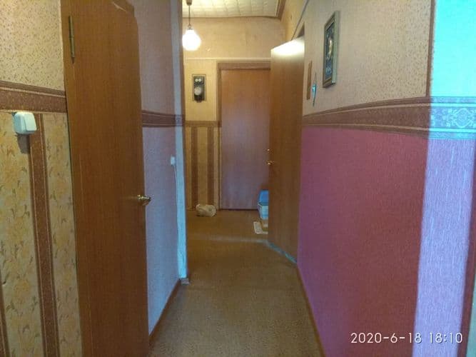 Сдам трехкомнатную квартиру. Читать внимательно. Две комнаты закрыты одна сдаётся. Все удобства туалет, ванна раздельно. Холодильник стиральная машина...