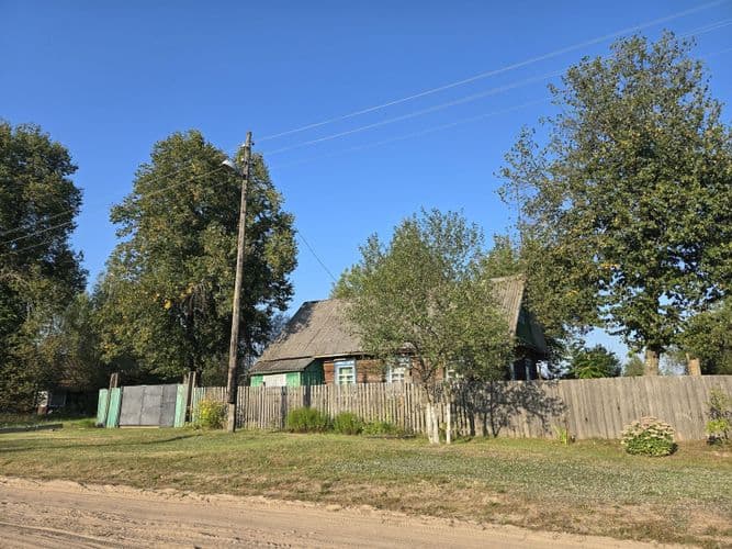 Дом с приусадебным участком, в самом начале деревни,крепкий деревянный сруб. 35 км от г.Осиповичи, 130 от г.Минска, 10 км Левковское водохранилище, 12...