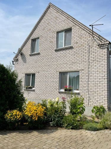 Продается уютный и компактный дом площадью 129,5 м2.В доме два этажа,второй этаж в мансарде.На первом этаже просторная гостиная,отдельная кухня,прихож...