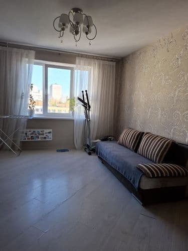 Сдается 2 комнаты в трёхкомнатной квартире. Третья комната заперта. Есть все условия, заехал и живи. Рядом красивый парк. Сдается на долгий срок.