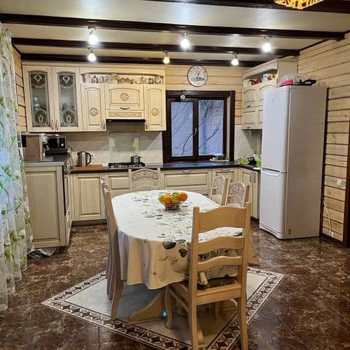 Дом находится в тихом живописном месте, окружен соснами и березами. Недалеко от биосферного заповедника. Вы можете наслаждаться природой и уйти от гор...