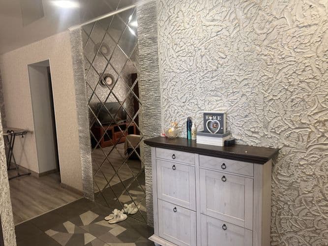 Сдается квартира с хорошим ремонтом на длительный срок. Людям без вредных привычек. Частично с мебелью. Имеется вся бытовая техника. Дом очень теплый....