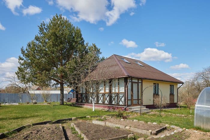 Уютный загородный дом с баней для хорошего отдыха. Добротная дача недалеко от Минска, в современном товариществе с большими участками, хороший подъез...