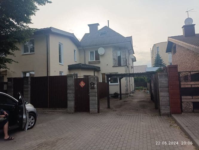 Сдаю коттедж 200 кв.м г. Минске, ст метро Московская на долгий срок. Дом состоит из 4 этажей. Подвал 50 кв.м вход с улицы и из дома. Первый этаж -...