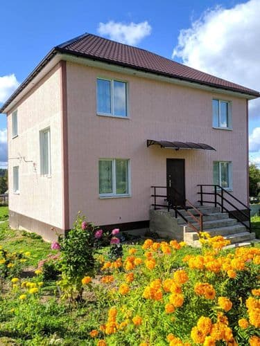 Просторный коттедж для жизни круглый год. Совсем рядом от горнолыжных курортов Логойск и Силичи. Тихое живописное место. В доме есть всё для комфортно...