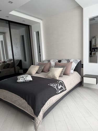 Сдам непроходную комнату в трехкомнатной квартире работающей, аккуратной и порядочной девушке в возрасте 22-40 лет без вредных привычек и без домашних...