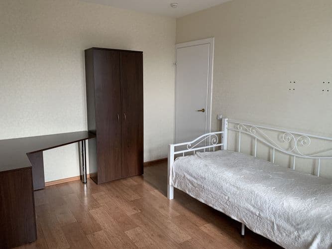 Чистая, светлая уютная квартира. В квартире все необходимое. Сдаётся комната с балконом, на кровати новый матрас. В соседних комнатах проживают молоды...