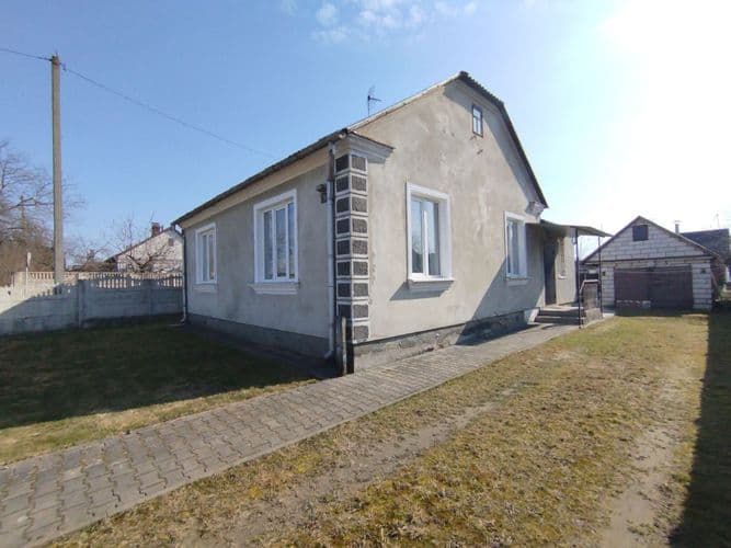 Дом кирпичный одноэтажный 83.8 кв.м., кровля шифер. В доме четыре комнаты, кухня, с/у с топочной, веранда. Есть погреб. Свет, вода, газ центральные, к...