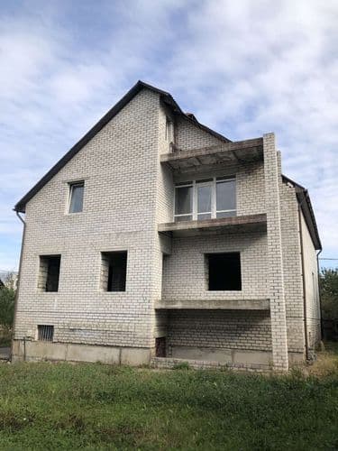 Предлагаем к приобретению перспективный объект недвижимости – недостроенный, но законсервированный трёхэтажный дом, возведённый в 2021 году. Расположе...