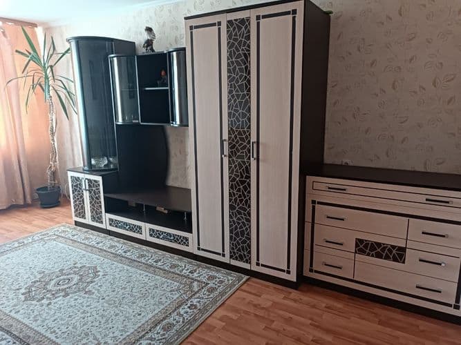 Сдается уютная двухкомнатная квартира в районе Девятовка на ул. Малыщинская д.5. Есть всё необходимое для быта — надежная стиральная машина и вместите...