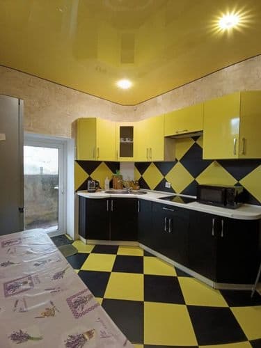 Сдаётся коттедж для строительных бригад и командировочных. Есть всё для комфортного проживания, постельное бельё, посуда, холодильники , СВЧ , 4 кухни...