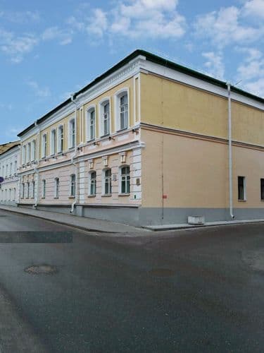 Эксклюзивный вариант в историческом ЦЕНТРЕ ГОРОДА! Продаётся двухкомнатная квартира на улице Янки Купалы, 5. Дом одно-подъездный, всего на 8 кварти...