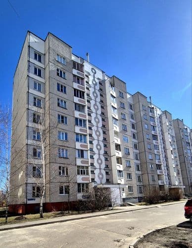 В продаже большая, светлая однокомнатная квартира с видом на каскад озер по ул. Макаенка 29. Дом находится внутри двора. Красивая придомовая территор...