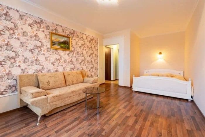 Сдается уютная,теплая квартира в центр-ом р-не г. Гомеля . Рядом развитая инфраструктура:. В пешей доступности: Магазины,Ледовый дворец, Дворец водны...