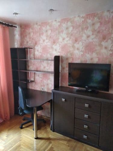 Сдам комнату на длительный срок парню. Центр города, комната в трехкомнатной квартире. До метро 15 минут пешком по набережной. Окно выходит во двор.