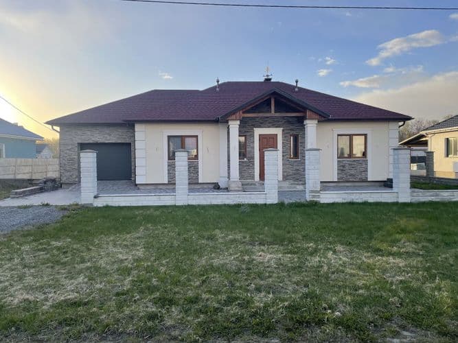 теплые водяные полы везде, кроме жилых комнат, интернет оптоволокно, приточно-вытяжная система вентиляции, входная дверь - лиственница, автоматические...