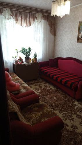 Сдается комната заочницам (девушкам). В комнате два спальных места. Рядом с домом остановка, магазин, озеро, университет в шаговой доступности. На соо...